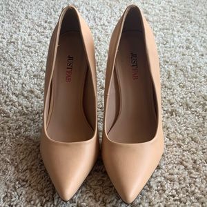 Nude pointy toed heels👠